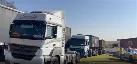 Colisão entre dois caminhões interdita trecho e gera  .